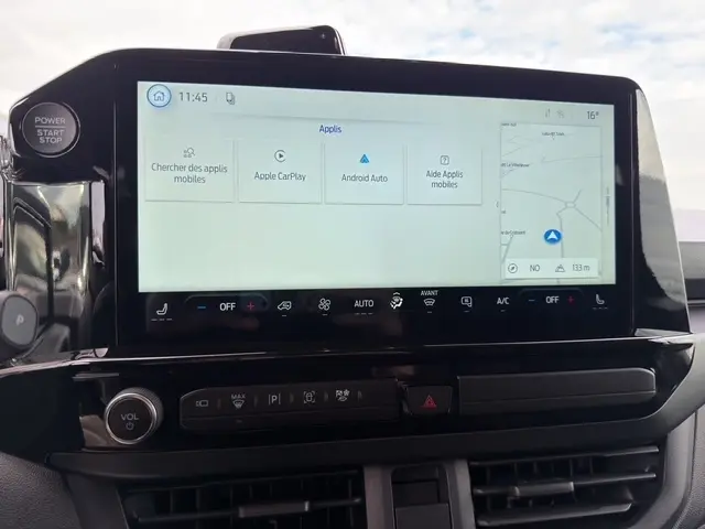 Écran tactile central du tableau de bord du Ford Transit Fourgon noir 2026 montrant les applications Apple CarPlay et Android Auto.