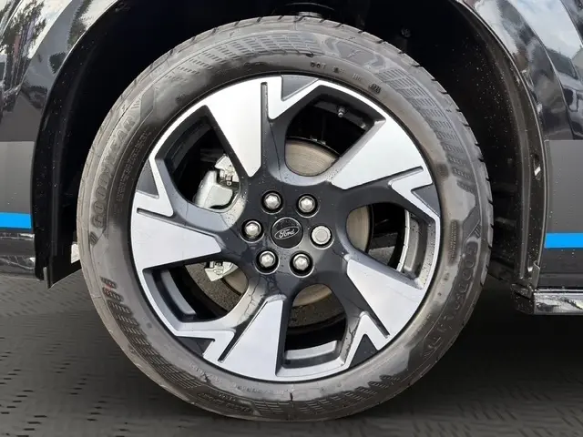 Gros plan sur la roue avant droite du Ford Transit Fourgon noir, avec jante alliage bicolore et logo Ford central.