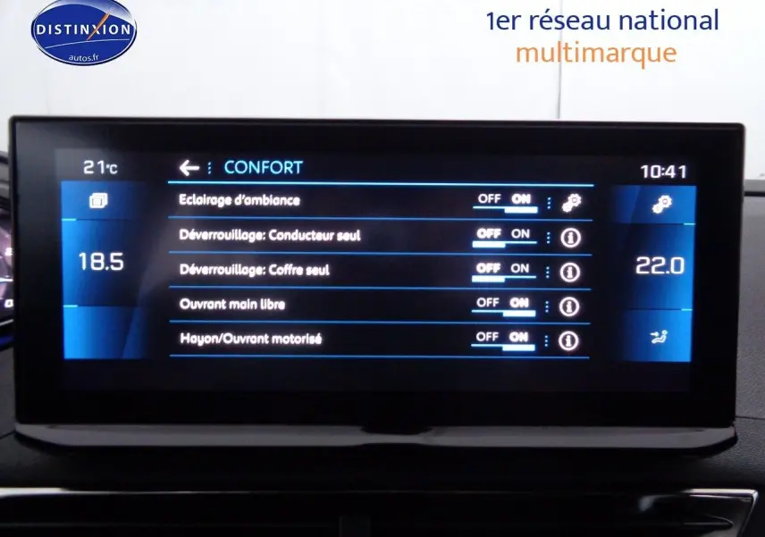 Écran tactile du tableau de bord du Peugeot 3008 2023 affichant les réglages de confort et climatisation.