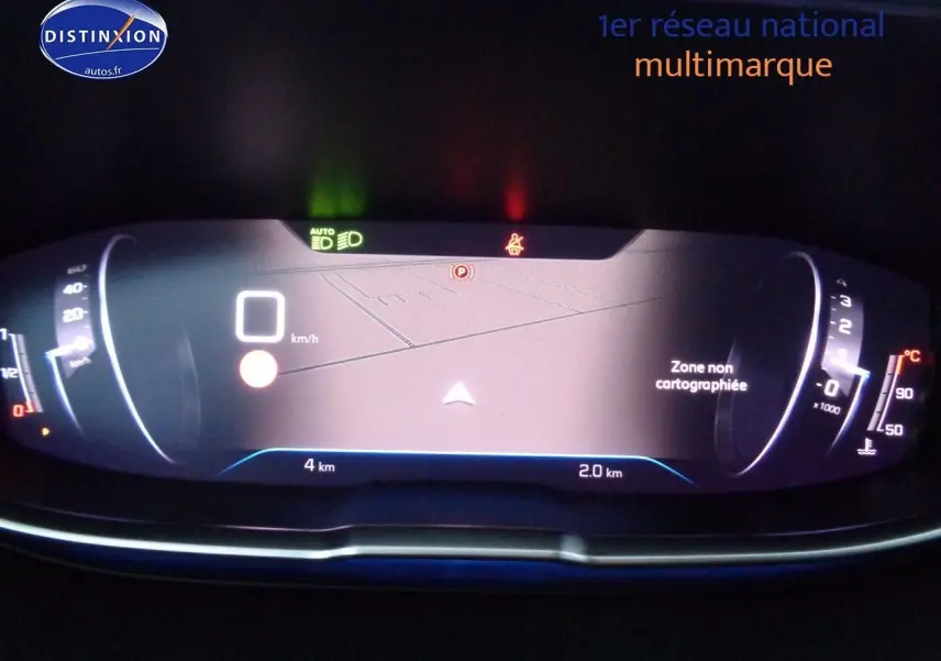 Tableau de bord numérique du Peugeot 3008 noir perla metal, affichant la navigation et les compteurs à l'arrêt.