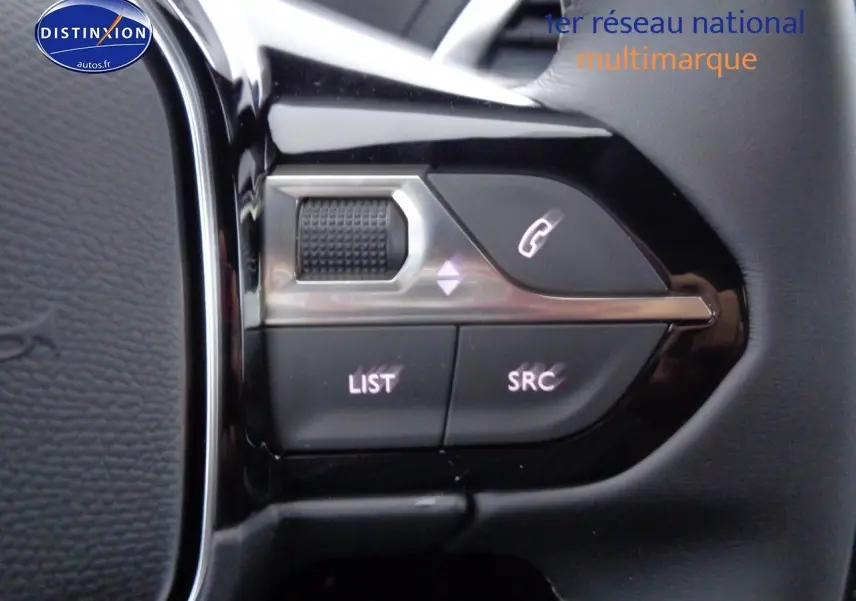 Gros plan sur les commandes au volant du Peugeot 3008 noir Perla Metal, avec boutons d'appel et réglage audio.