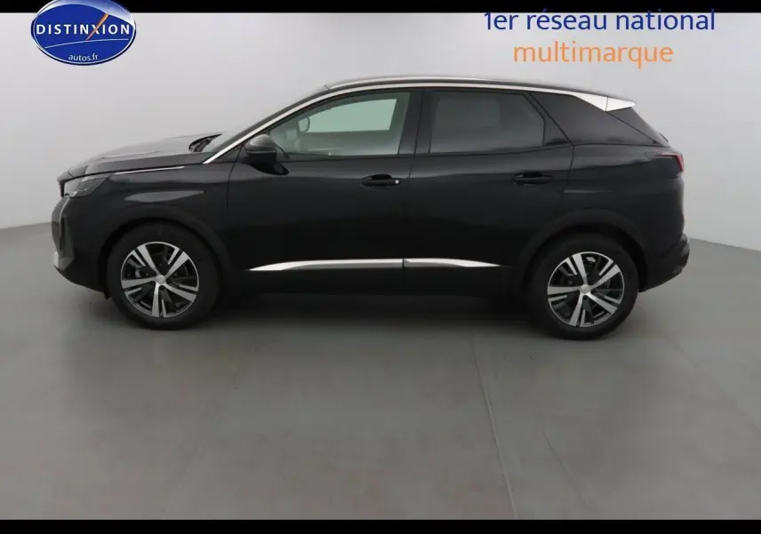Profil côté gauche du Peugeot 3008 noir Perla Metal 2023 avec jantes alliage bicolores et lignes chromées élégantes.