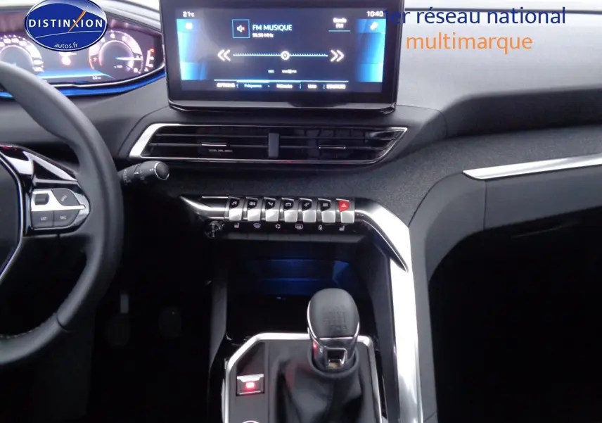 Vue intérieure centrée sur la console centrale et le levier de vitesse d'une Peugeot 3008 noir Perla Metal, avec écran tactile allumé.