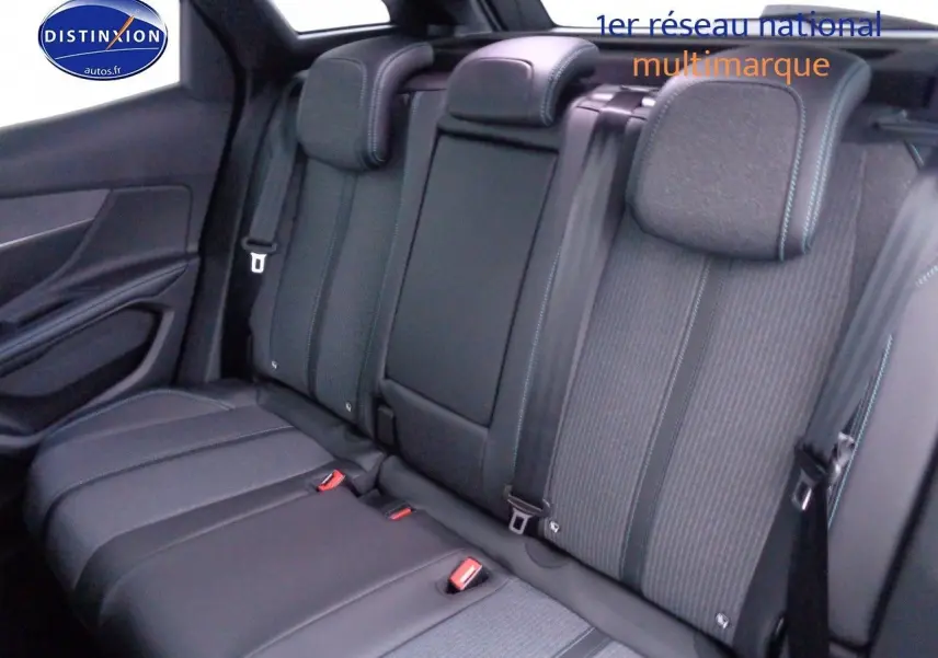 Vue intérieure du siège arrière du Peugeot 3008 noir Perla Metal, avec appuie-têtes et ceintures visibles.
