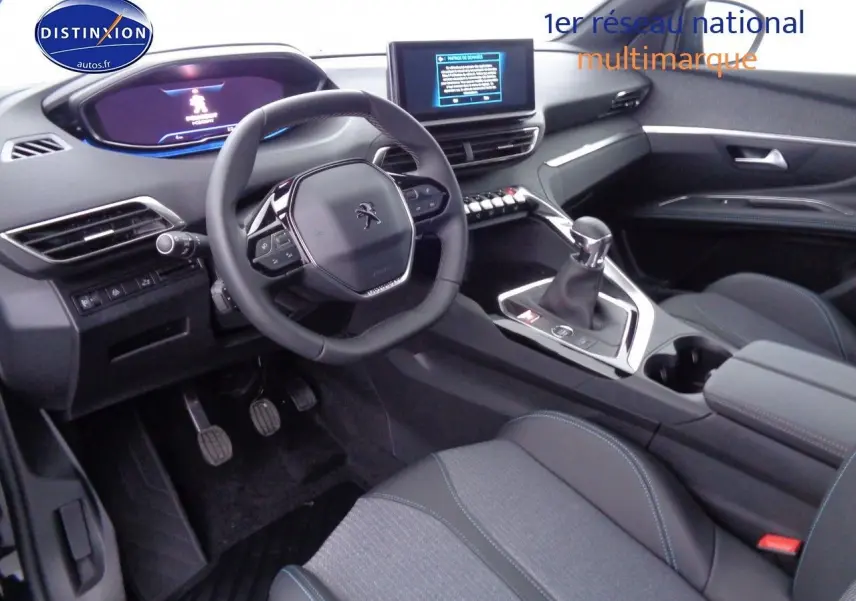 Intérieur avant du Peugeot 3008 noir perla metal 2023, volant compact, tableau de bord numérique et levier de vitesse manuel.