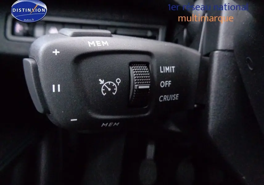 Gros plan sur la commande de régulateur de vitesse du Peugeot 3008 noir Perla Metal, intérieur sombre.