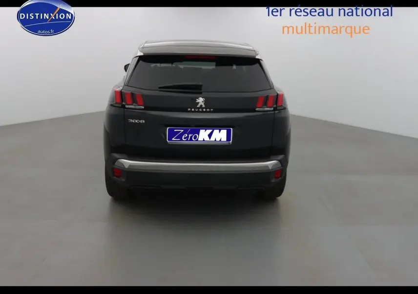 Vue arrière du Peugeot 3008 noir perla metal avec feux LED et hayon fermé dans un studio blanc.