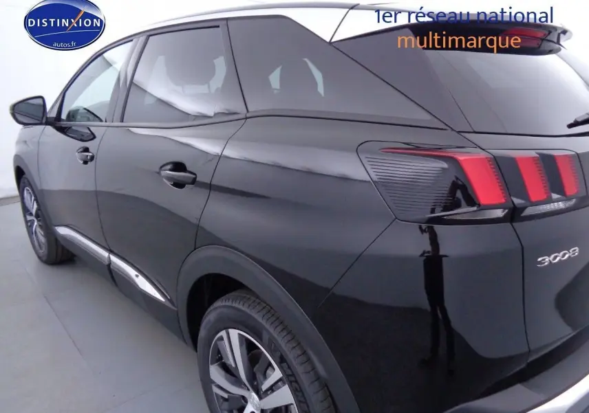 Vue 3/4 arrière droite d'un Peugeot 3008 noir perla metal avec feux arrière à barres rouges distinctives.