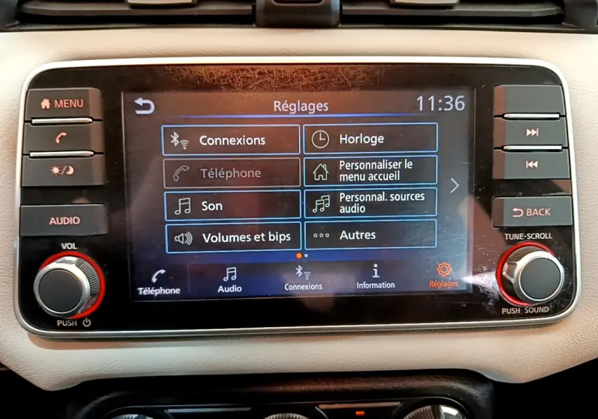 Écran tactile central de la Nissan Micra IG-T 92 Acenta 2022 affichant le menu Réglages, vue de face.