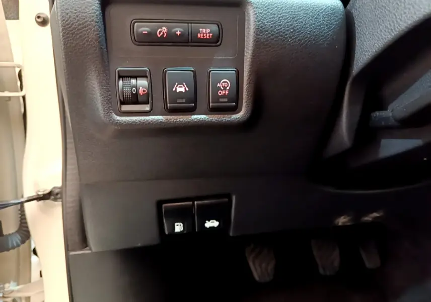 Vue rapprochée des commandes côté gauche du tableau de bord d'une Nissan Micra blanche 2022, version Acenta.