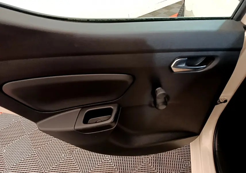 Vue rapprochée de la porte côté droit de la Nissan Micra blanche 2022 avec poignée et manivelle de vitre manuelle.