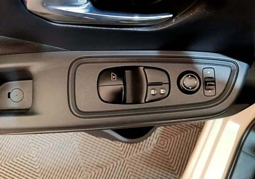 Panneau de commandes des vitres et rétroviseurs côté conducteur de la Nissan Micra blanche IG-T 92 Acenta 2022.