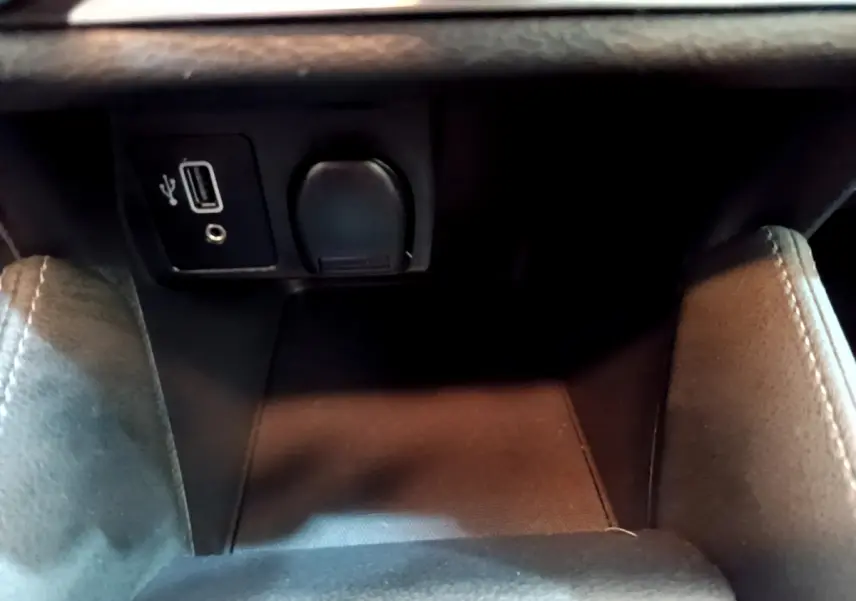 Prise USB et prise 12V dans le compartiment de rangement avant de la Nissan Micra IG-T 92 Acenta 2022.