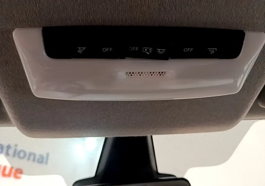 Panneau de commandes d'éclairage intérieur blanc au plafond d'une Nissan Micra IG-T 92 Acenta 2022.