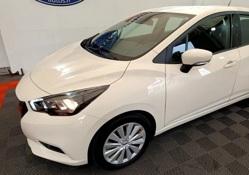 Nissan Micra IG-T 92 Acenta blanche vue 3/4 avant droit avec phares allumés et jantes alliage visibles