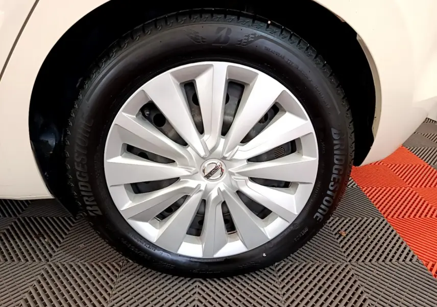 Gros plan sur la roue avant droite blanche d'une Nissan Micra IG-T 92 Acenta 2022 avec jante en alliage et pneu Bridgestone.