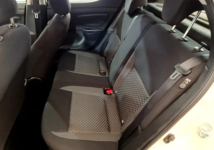 Vue côté droit de la banquette arrière noire et grise de la Nissan Micra IG-T 92 Acenta 2022 avec ceinture et appuie-tête visibles.