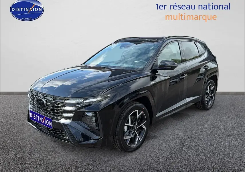 Hyundai Tucson noir en 3/4 avant droit, mettant en valeur sa calandre chromée et ses jantes alu design.