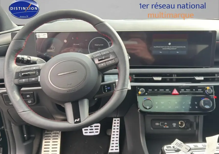 Vue intérieure centrée sur le volant sport cuir noir avec surpiqûres rouges du Hyundai Tucson N Line 2026.