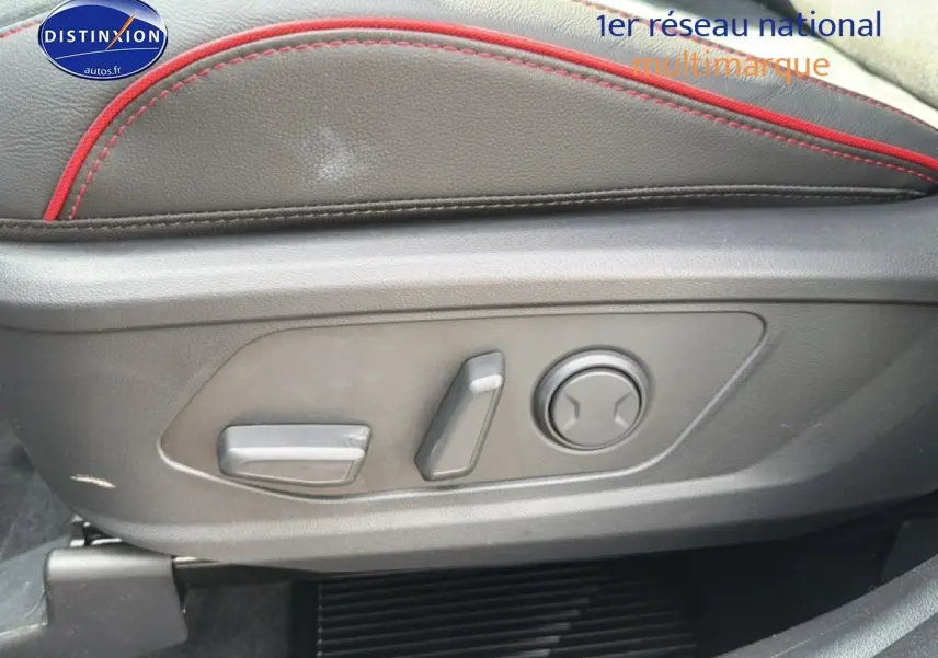 Détail des commandes électriques du siège conducteur en cuir noir avec surpiqûres rouges du Hyundai Tucson 2026.