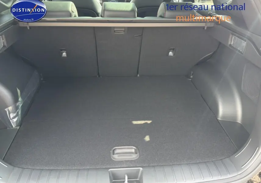 Coffre spacieux du Hyundai Tucson noir 2026 vu de l'arrière avec banquette rabattue et cache-bagages.