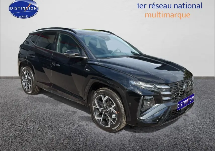 Hyundai Tucson noir 2026 en 3/4 avant droit, avec calandre chromée et jantes alu distinctives N Line.