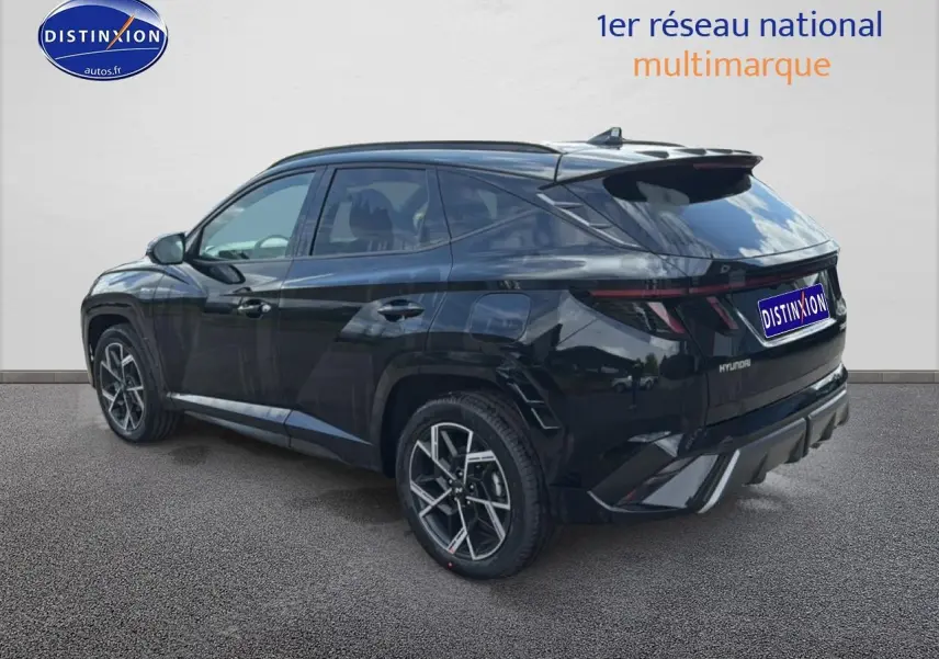 Vue 3/4 arrière droite d'un Hyundai Tucson noir avec jantes alu et feux arrière LED distinctifs.