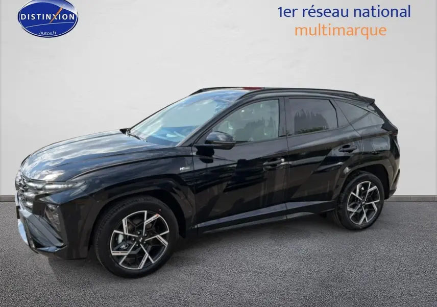 Hyundai Tucson noir en vue de profil côté gauche, avec jantes alu et calandre chromée visible.