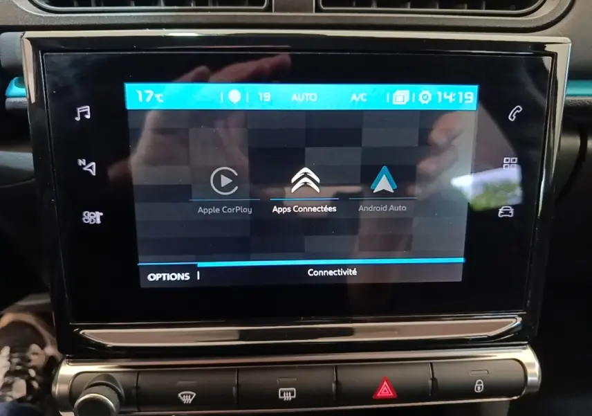 Écran tactile central de la Citroën C3 PureTech 110 Shine Pack affichant Apple CarPlay et Android Auto.