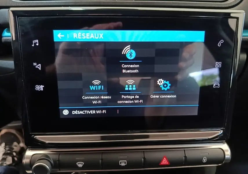 Écran tactile central de la Citroën C3 PureTech 110 Shine Pack 2022, affichant les options de connexion réseau Wi-Fi et Bluetooth.
