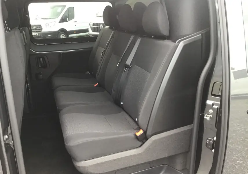 Vue latérale droite sur les sièges arrière noirs du Citroën Jumpy Cabine Approfondie gris titane, version 6 places.