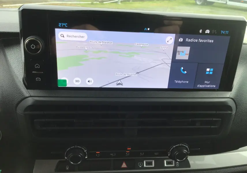 Écran tactile central avec navigation et commandes climatisation dans l'habitacle du Citroën Jumpy Gris Titane.
