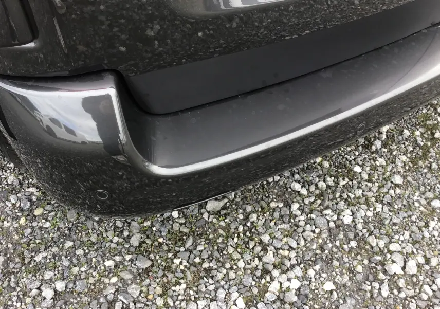 Gros plan sur le pare-chocs arrière gris titane du Citroën Jumpy Cabine Approfondie avec capteurs de recul visibles.