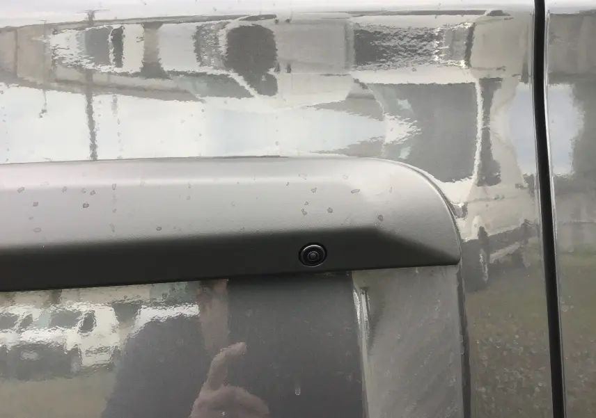 Gros plan sur la caméra de recul intégrée à la poignée de porte grise titane du Citroën Jumpy Cabine Approfondie.