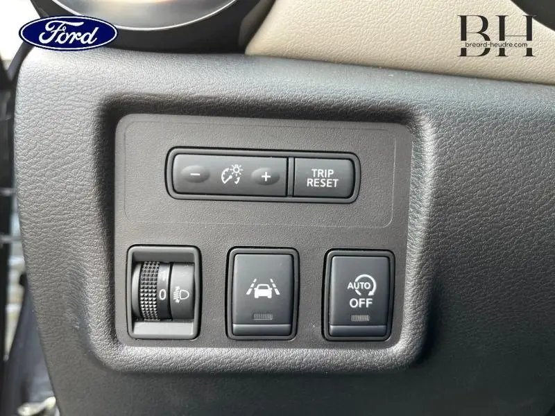 Panneau de commandes intérieures avec réglage luminosité, assistance maintien de voie et désactivation auto sur Nissan Micra gris acier.