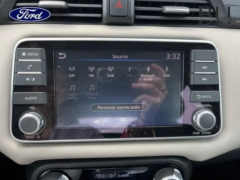 Écran tactile multimédia de la Nissan Micra Business Edition 2021, vue frontale du tableau de bord gris acier.