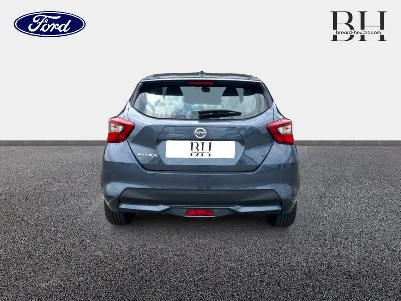 Vue arrière d'une Nissan Micra gris acier 2022 avec feux arrière anguleux et becquet intégré.