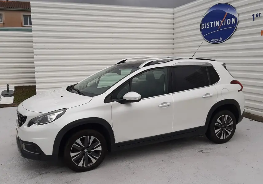 Peugeot 2008 blanc vue de profil côté gauche, avec toit ouvrant et jantes alliage bicolores.