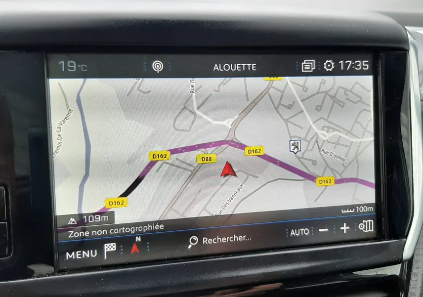 Écran tactile du système de navigation du Peugeot 2008 2017 affichant une carte routière avec itinéraire en violet.