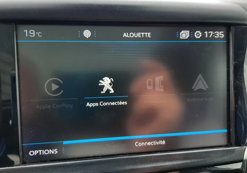 Écran tactile central du Peugeot 2008 blanc de 2017 affichant les applications connectées à 17h35.