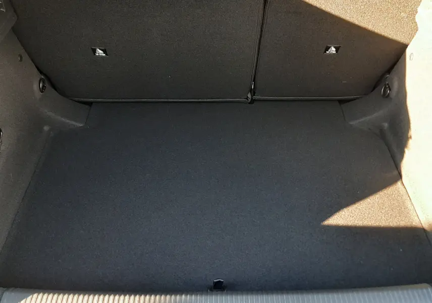 Coffre ouvert vu de dessus d'une Peugeot 308 Bleu Obsession, montrant un espace de chargement propre et spacieux.