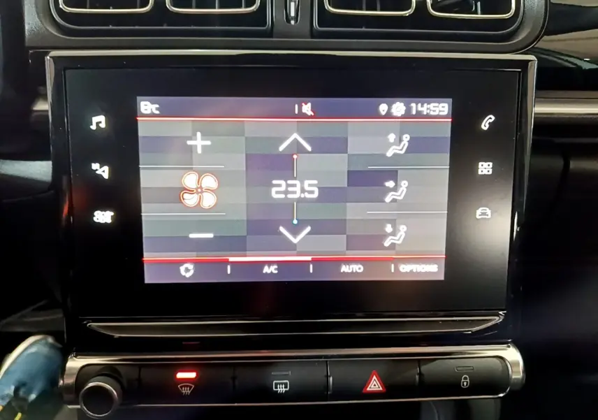 Écran tactile central affichant la climatisation à 23,5°C dans l'habitacle noir d'une Citroën C3 blanche 2023.