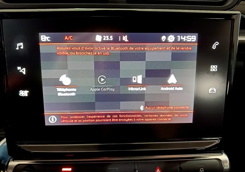Écran tactile central de la Citroën C3 blanche 2023 affichant les options Apple CarPlay et Bluetooth