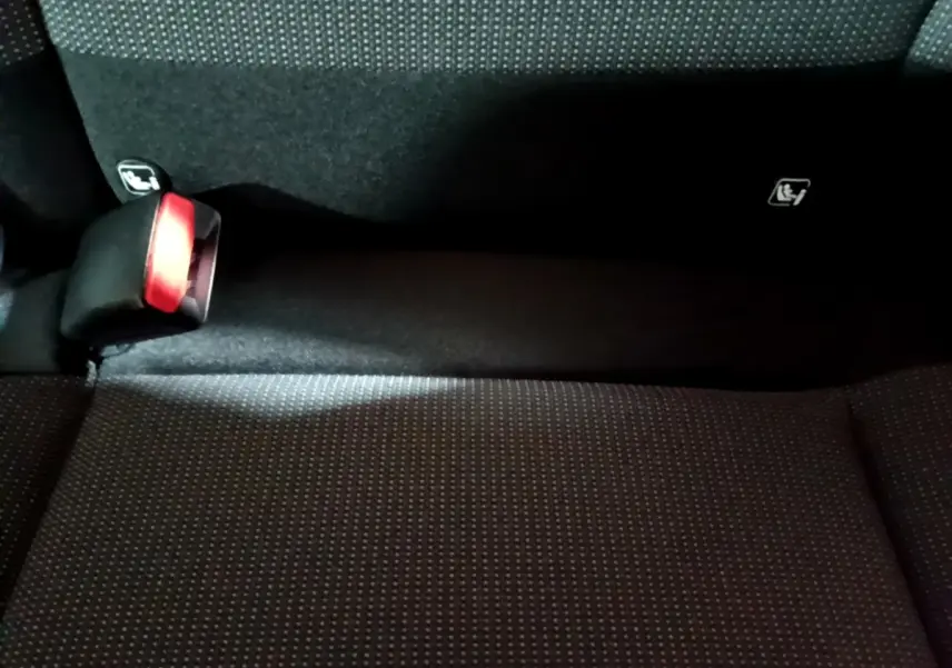 Gros plan sur la banquette arrière noire de la Citroën C3 avec ceintures de sécurité et logos Isofix visibles.