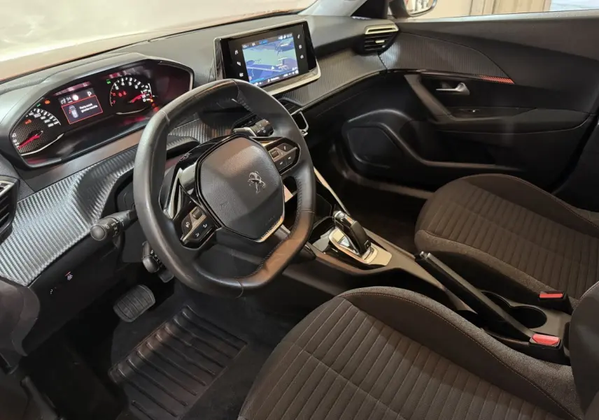 Vue intérieure côté conducteur du Peugeot 2008 avec tableau de bord numérique et écran tactile central.