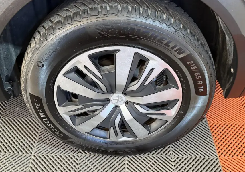 Gros plan sur la roue avant droite du Peugeot 2008 avec jante aluminium et pneu Michelin CrossClimate 2.