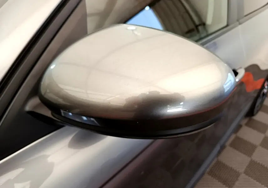 Rétroviseur côté gauche gris clair du Renault Arkana Evolution E-Tech 2023 avec clignotant intégré, vue rapprochée.