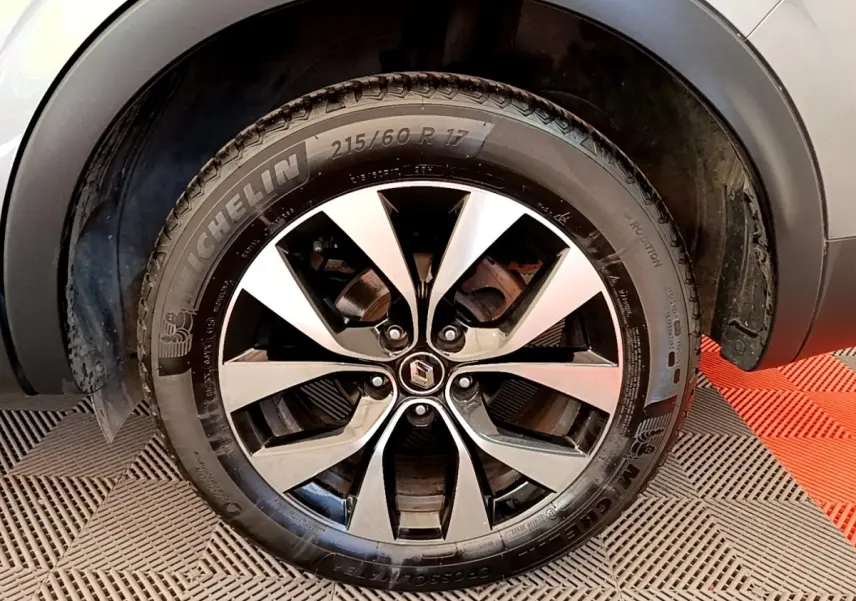 Gros plan sur la roue avant droite du Renault Arkana gris clair avec jante alliage et pneu Michelin.