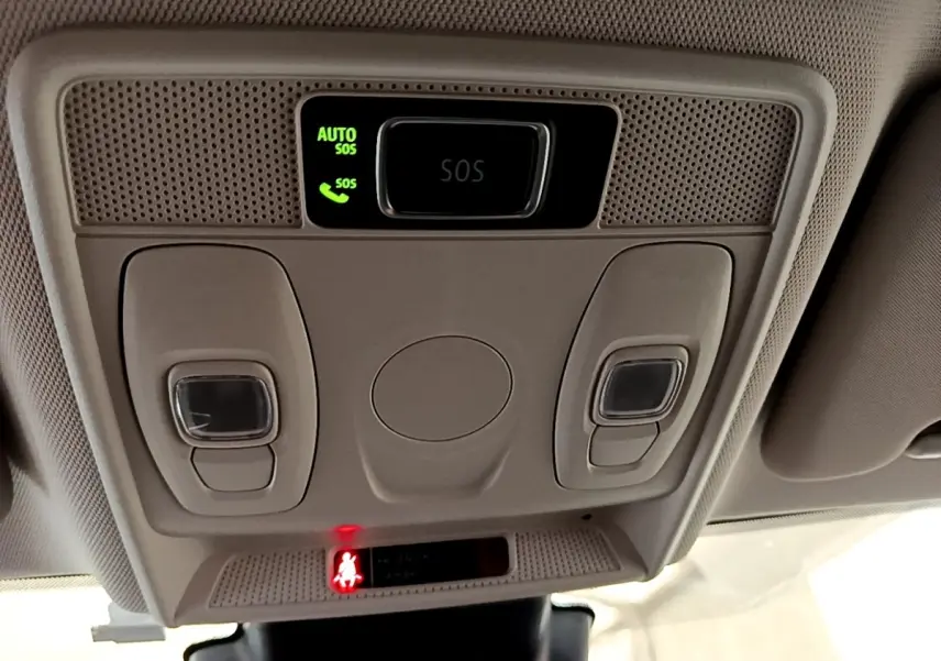 Vue intérieure du plafonnier beige avec boutons d’éclairage et indicateur SOS allumé dans une Renault Arkana gris clair.
