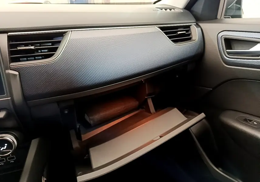 Vue intérieure côté passager du tableau de bord gris foncé avec boîte à gants ouverte du Renault Arkana Evolution E-Tech 2023.